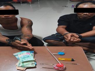 Polisi menunjukkan tersangka dan barang bukti narkoba di Mandau