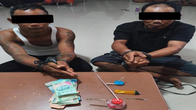 Polisi menunjukkan tersangka dan barang bukti narkoba di Mandau