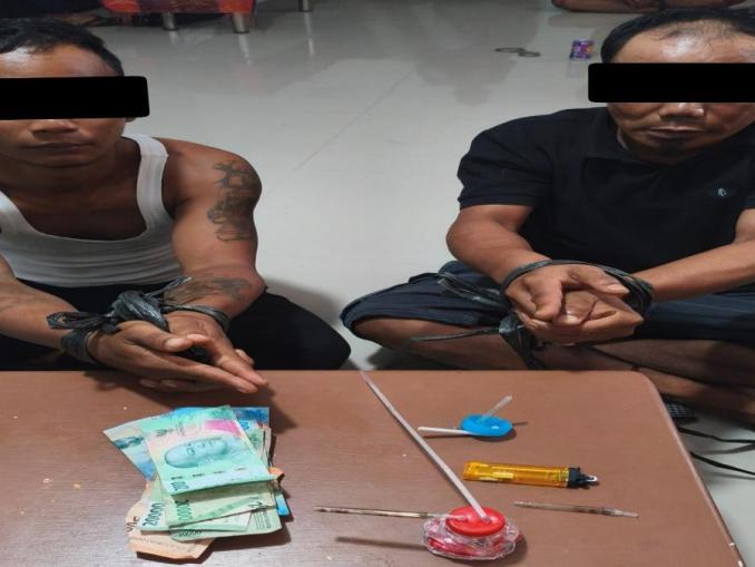 Polisi menunjukkan tersangka dan barang bukti narkoba di Mandau