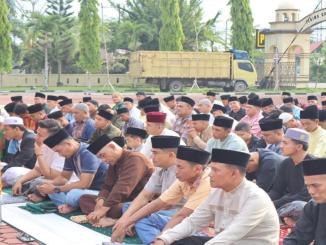 Warga dan personel Polres Bengkalis melaksanakan Sholat Idul Fitri bersama di halaman Mapolres.