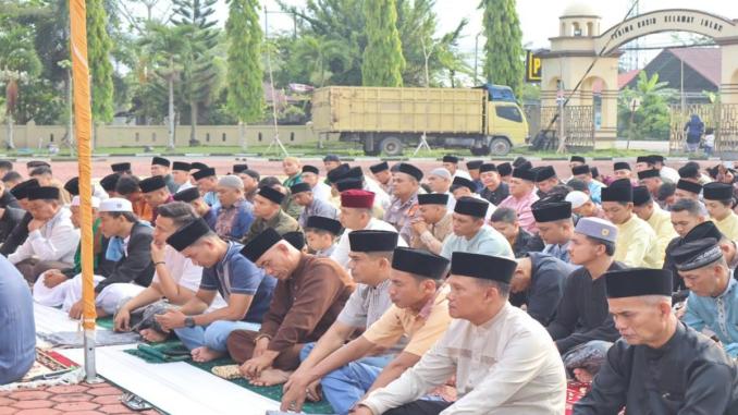 Warga dan personel Polres Bengkalis melaksanakan Sholat Idul Fitri bersama di halaman Mapolres.