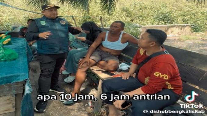 Alt Text Foto: Erdila Fitriyadi berinteraksi dengan masyarakat di Pelabuhan RoRo Bengkalis.