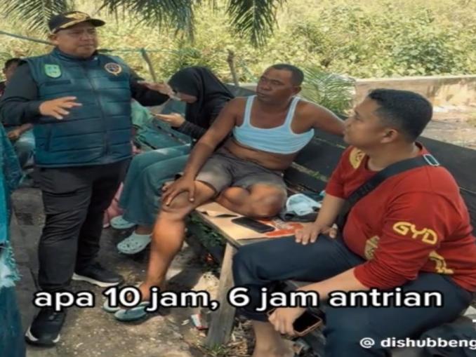 Alt Text Foto: Erdila Fitriyadi berinteraksi dengan masyarakat di Pelabuhan RoRo Bengkalis.