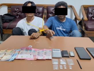 Polisi menunjukkan barang bukti sabu hasil penangkapan dua tersangka di Mandau, Bengkalis.