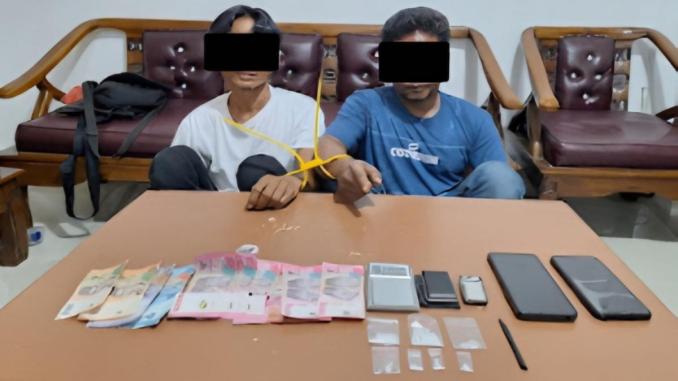 Polisi menunjukkan barang bukti sabu hasil penangkapan dua tersangka di Mandau, Bengkalis.
