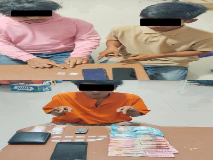 Barang bukti sabu dan timbangan digital hasil pengungkapan Polsek Mandau.