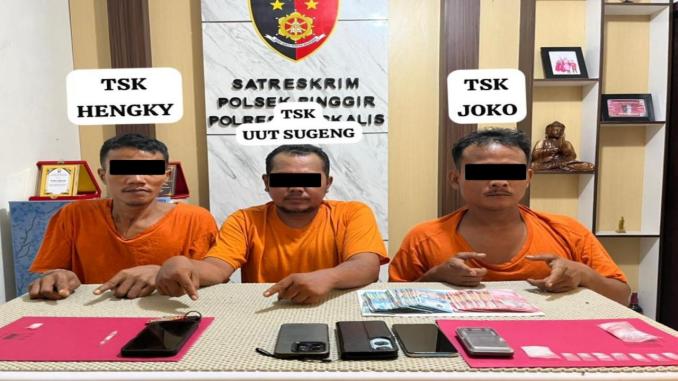Tiga tersangka narkoba diamankan Polsek Pinggir beserta barang bukti sabu di Bengkalis.