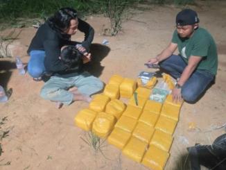 Polisi menunjukkan barang bukti sabu dan ekstasi hasil penangkapan di Pekanbaru.