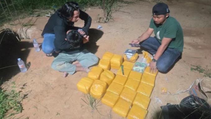 Polisi menunjukkan barang bukti sabu dan ekstasi hasil penangkapan di Pekanbaru.