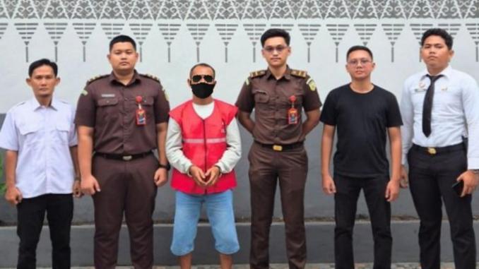 Terpidana korupsi lahan HPT Bengkalis Surya Putra ditangkap tim intelijen Kejari Bengkalis setelah buron empat tahun.