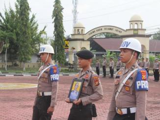 Foto bersilang Aipda Asmadi dibawa personel saat upacara PTDH di Polres Bengkalis.