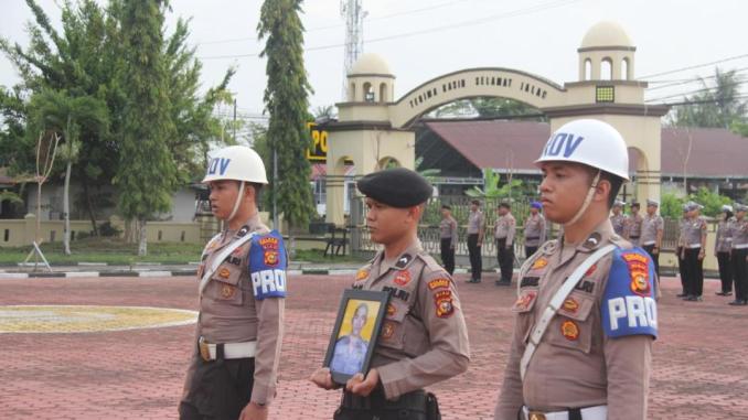 Foto bersilang Aipda Asmadi dibawa personel saat upacara PTDH di Polres Bengkalis.