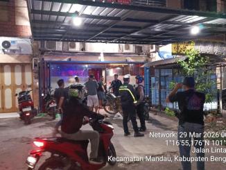 Petugas melakukan tes urine dalam razia tempat hiburan malam di Mandau.