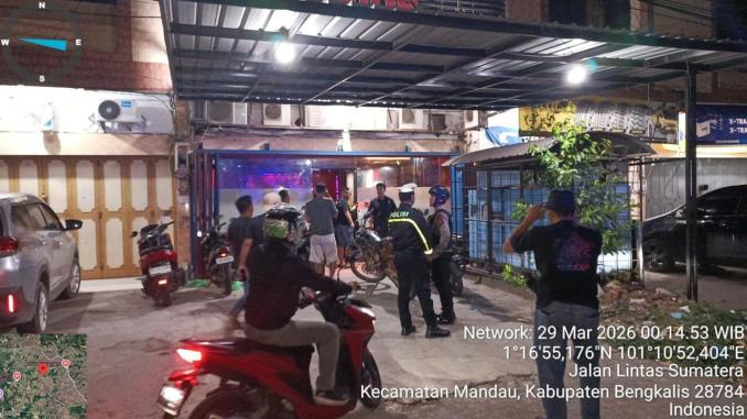 Petugas melakukan tes urine dalam razia tempat hiburan malam di Mandau.