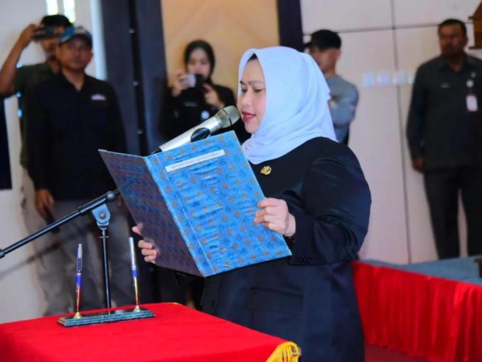 Bupati Kasmarni mengambil sumpah pejabat baru di Kantor Bupati Bengkalis, Jumat 13 Maret 2026