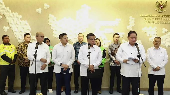 Airlangga Hartarto saat mengumumkan kebijakan THR dan BHR Idul Fitri 2026.
