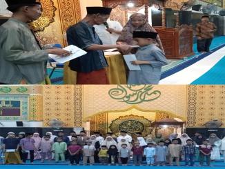 Anak-anak yatim menerima santunan di Masjid Al-Mubarak, Desa Senggoro.