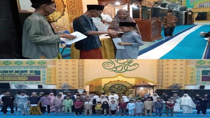 Anak-anak yatim menerima santunan di Masjid Al-Mubarak, Desa Senggoro.