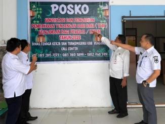 Spanduk Posko Konsultasi dan Pengaduan THR 2026 di kantor Disnakertrans Bengkalis.