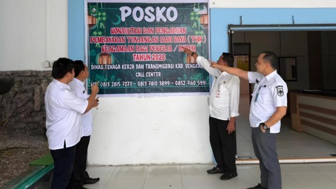 Spanduk Posko Konsultasi dan Pengaduan THR 2026 di kantor Disnakertrans Bengkalis.