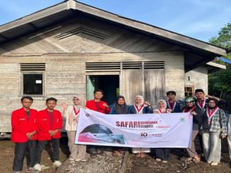 Ketua DPRD Bengkalis bersama GMNI menyerahkan paket sembako kepada masyarakat saat Safari Ramadan.