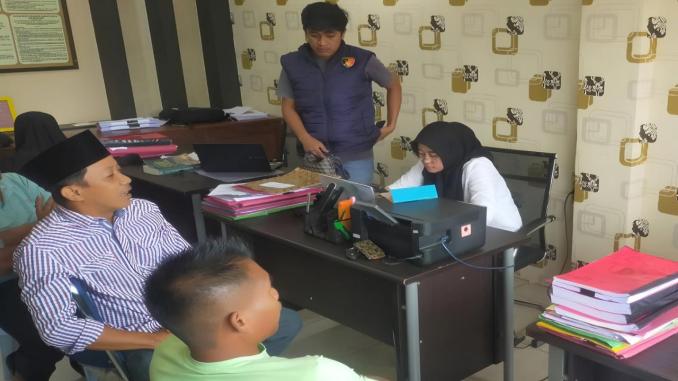 Orang tua korban mendatangi Unit PPA Satreskrim Polres Bengkalis mempertanyakan penanganan kasus pencabulan terhadap delapan anak.