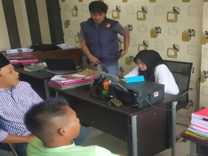 Orang tua korban mendatangi Unit PPA Satreskrim Polres Bengkalis mempertanyakan penanganan kasus pencabulan terhadap delapan anak.