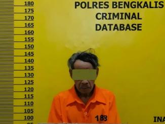 Polisi menangkap pria 70 tahun yang diduga mencabuli delapan anak perempuan di Bengkalis. Kasus ini sempat dipertanyakan keluarga korban.