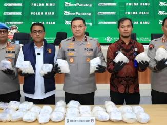 Barang bukti heroin 22,7 kilogram yang disita Polda Riau dalam pengungkapan kasus narkotika di Bengkalis.