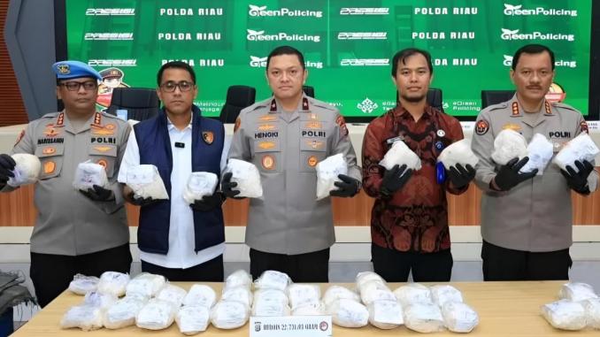 Barang bukti heroin 22,7 kilogram yang disita Polda Riau dalam pengungkapan kasus narkotika di Bengkalis.