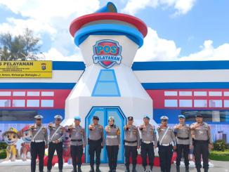 Polisi mengatur lalu lintas di Pos Yan Pokok Jengkol Bengkalis saat Operasi Ketupat 2026.