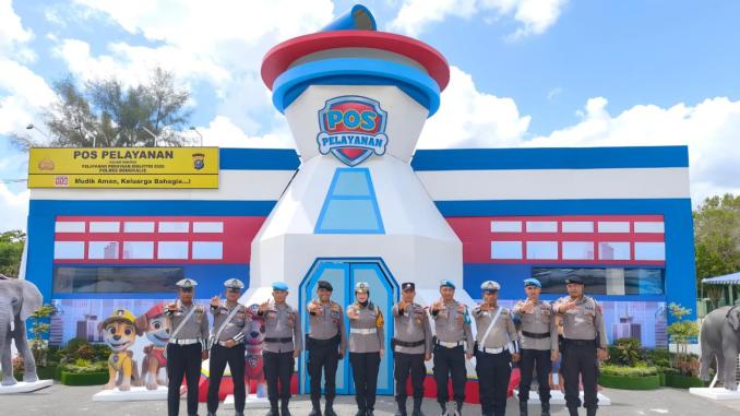 Polisi mengatur lalu lintas di Pos Yan Pokok Jengkol Bengkalis saat Operasi Ketupat 2026.