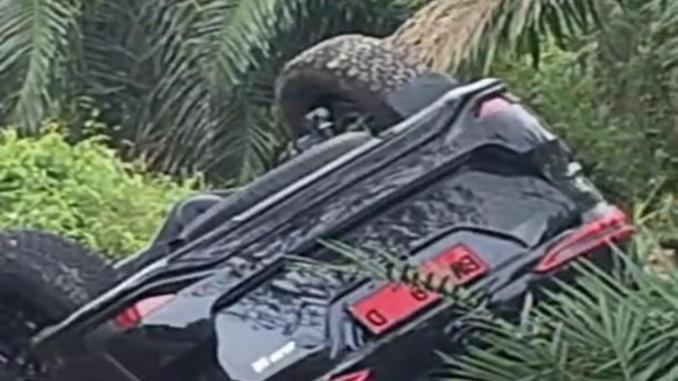 Mobil dinas Toyota Fortuner DPRD Bengkalis terlibat tabrakan dengan Toyota Kijang Innova di Jalan Lintas Dumai–Pakning.