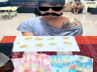 Polisi menunjukkan barang bukti ekstasi di Mandau Bengkalis.