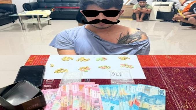 Polisi menunjukkan barang bukti ekstasi di Mandau Bengkalis.