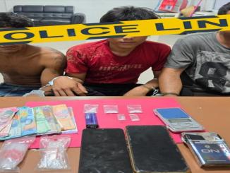 Tiga tersangka dan barang bukti.