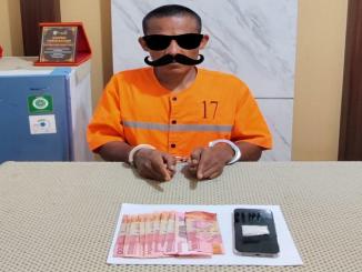 Polisi menunjukkan tersangka dan barang bukti sabu hasil pengembangan kasus di Bengkalis.