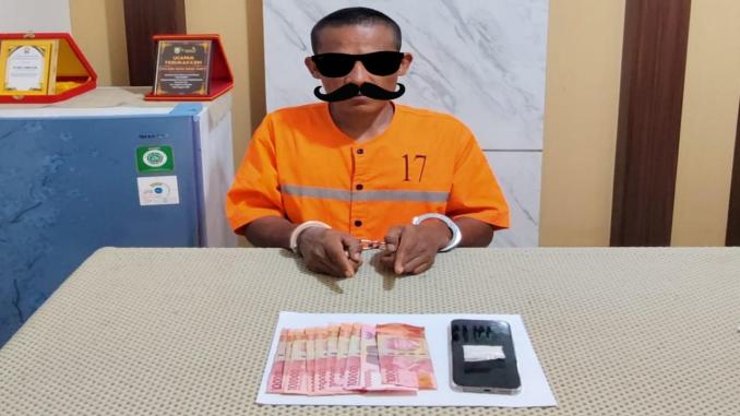 Polisi menunjukkan tersangka dan barang bukti sabu hasil pengembangan kasus di Bengkalis.