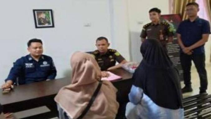 Korupsi anggaran pemerintah daerah.