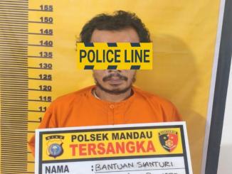 Tersangka kasus persetubuhan terhadap anak saat diamankan di Polsek Mandau, Bengkalis, Riau, 5 April 2026.