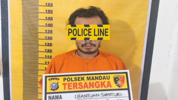 Tersangka kasus persetubuhan terhadap anak saat diamankan di Polsek Mandau, Bengkalis, Riau, 5 April 2026.