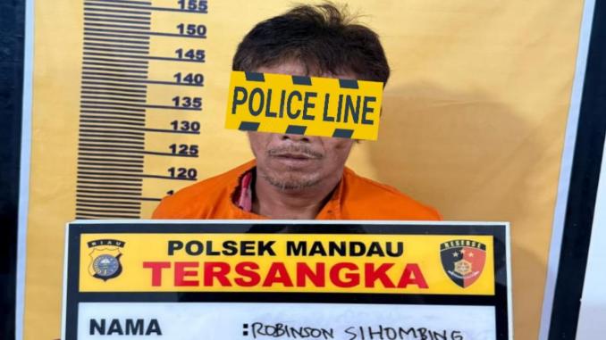 Penangkapan seorang pria oleh polisi dengan tangan diborgol di kantor kepolisian.