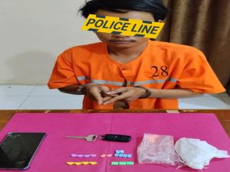 Polisi mengamankan barang bukti 19 butir ekstasi dari mobil terparkir di Desa Tanjung Belit, Siak Kecil, Bengkalis.