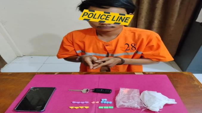 Polisi mengamankan barang bukti 19 butir ekstasi dari mobil terparkir di Desa Tanjung Belit, Siak Kecil, Bengkalis.