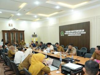 Rapat Badan Musyawarah DPRD Kabupaten Bengkalis membahas penataan agenda kerja dewan di ruang rapat resmi.