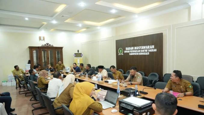 Rapat Badan Musyawarah DPRD Kabupaten Bengkalis membahas penataan agenda kerja dewan di ruang rapat resmi.
