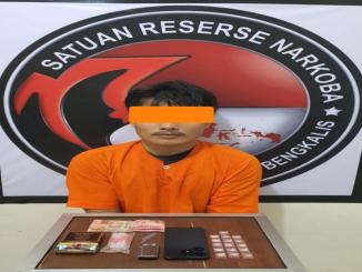 Petugas Satresnarkoba Polres Bengkalis mengamankan tersangka pengedar sabu di Desa Balai Makam.