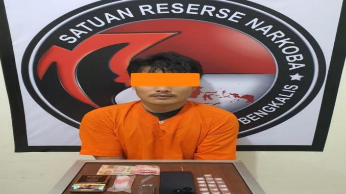 Petugas Satresnarkoba Polres Bengkalis mengamankan tersangka pengedar sabu di Desa Balai Makam.