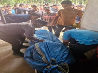 Petugas kepolisian melakukan olah TKP di rumah korban di Desa Tasik Serai, Bengkalis.