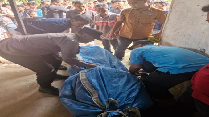 Petugas kepolisian melakukan olah TKP di rumah korban di Desa Tasik Serai, Bengkalis.